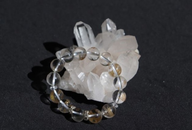 ヒマラヤ水晶の効果や見分け方！最強のヒマラヤ水晶ブレスレットとは | 宝石ルビーは７月誕生石：宝石種類・パワーストーン・誕生石・断捨離