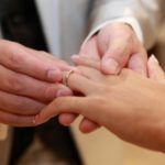 結婚する時に女性は左手の薬指に結婚指輪を着けますが理由は？