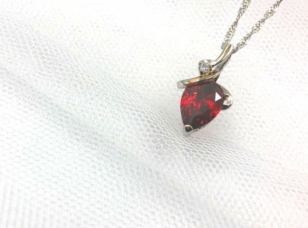 赤色の宝石はルビーですが和名や他の宝石種類は何がありますか 宝石ルビーは７月誕生石 宝石種類 パワーストーン 誕生石 断捨離